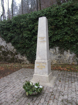 IMG 5519 Grad Turn-kopija nagrobnega spomenika Josipine Turnograjske