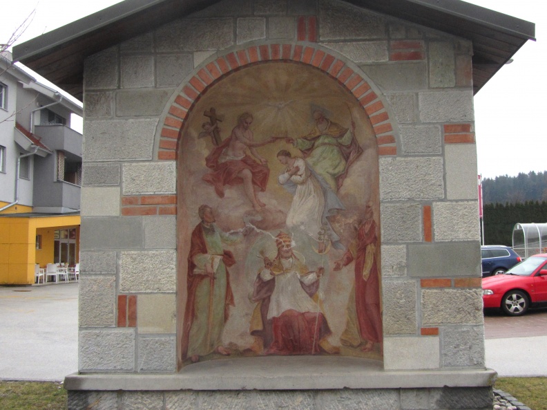 IMG_5584_Kapelica s fresko Marijinega kronanja Leopolda Layerja pred cerkvijo sv. Petra.JPG