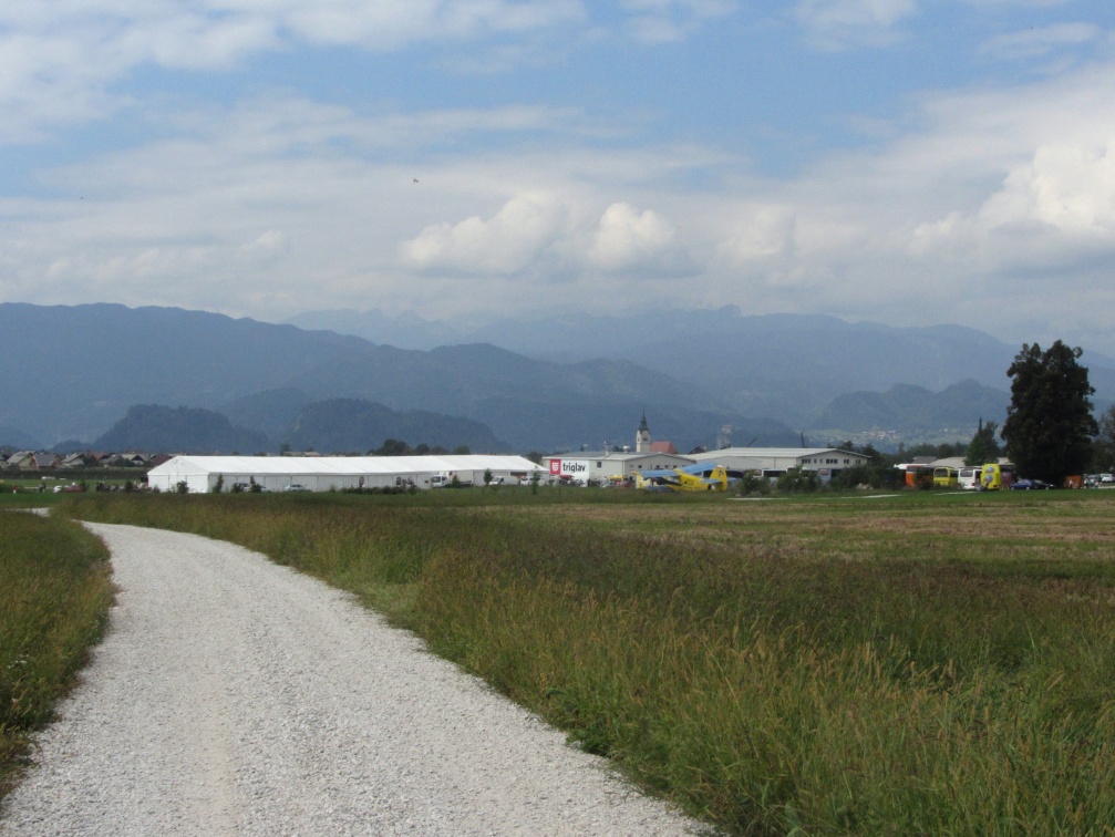 IMG 0124 Prireditveni prostor na Alpskem letalskem centru Lesce