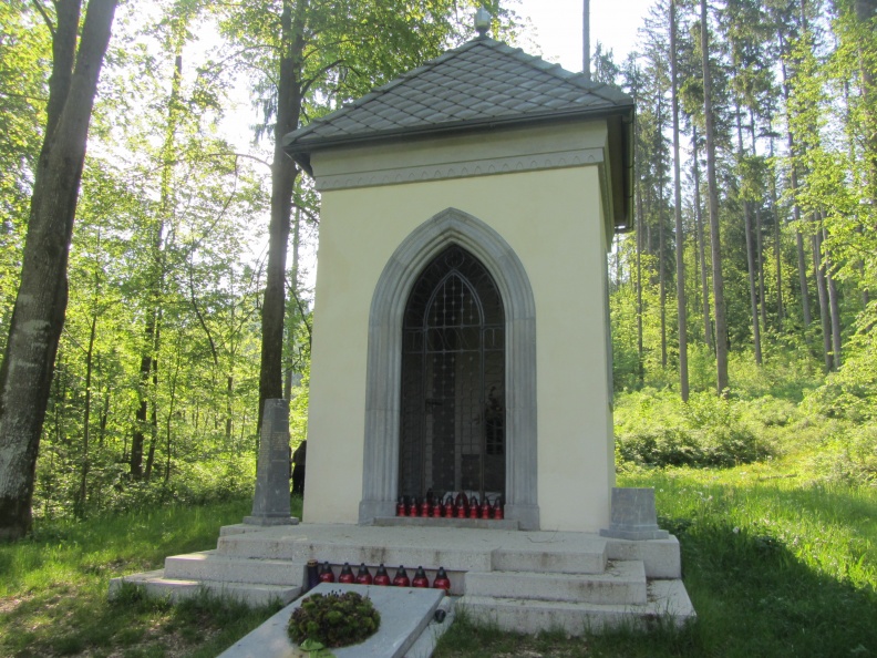 IMG_2839_Tavčarjeva grobnica na Visokem.JPG