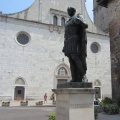 IMG 3703 Čedad-kip Julija Cezarja pred mestno hišo s katedralo Santa Maria Assunta