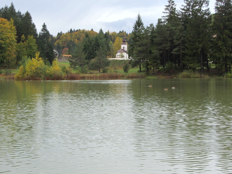 IMG_6801_Bloško jezero in cerkev sv. Volbenka v Volčjem.jpg