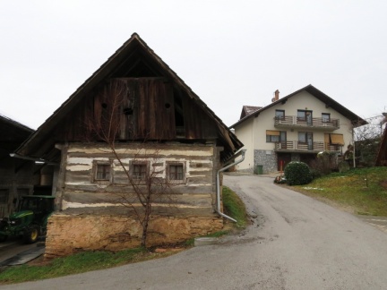 IMG 0245 Zgornje Vodale-desno zadaj rojstna hiša Lojzeta Grozdeta