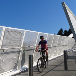 Kolesarji na mostu vdihljajev-kolesarskem mostu čez avtocesto (25.05.2018)