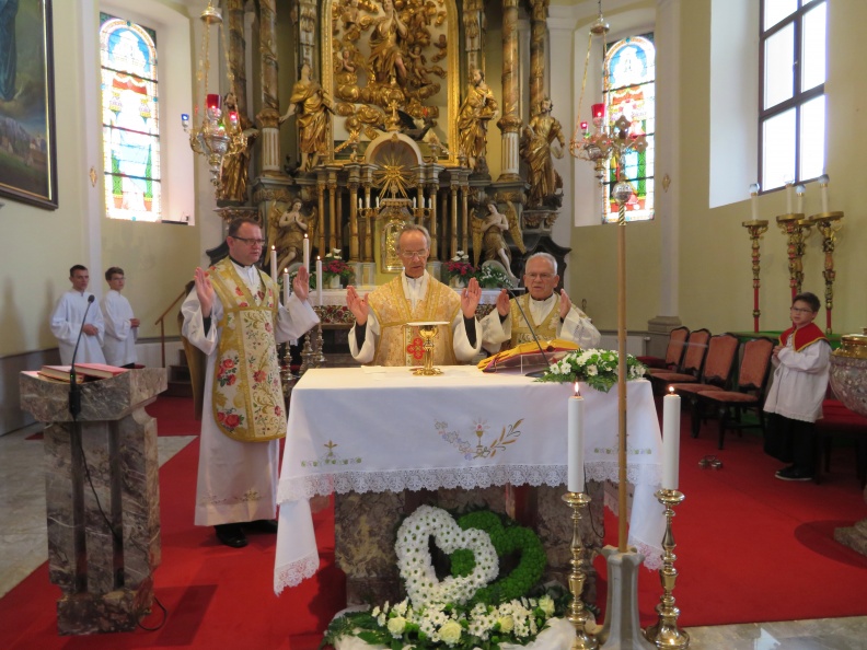 IMG_3836_Maša v cerkvi Sv. Jurija-daroval prelat Anton Slabe (foto Franci Erzin).JPG