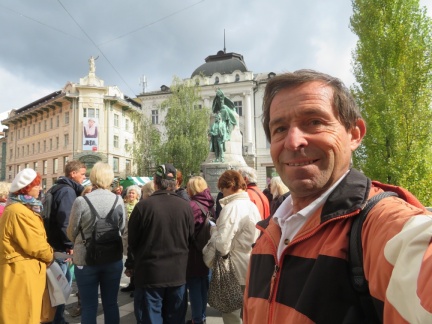 IMG 5454 Literarne poti Ljubljane-pred Prešernovim spomenikom