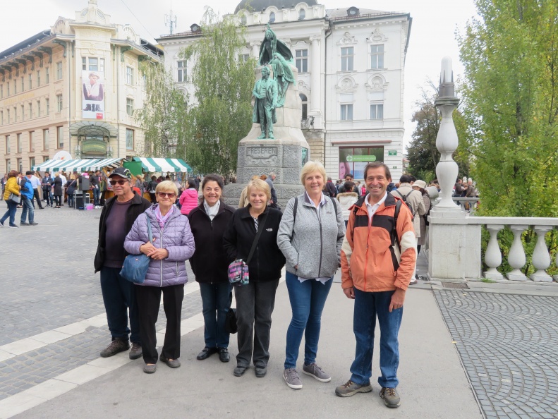 IMG_5458_Literarne poti Ljubljane-šenčurski udeleženci pred Prešernovim spomenikom.JPG