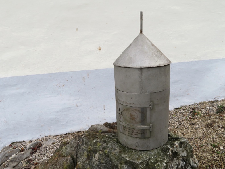 IMG_7142_Aljažev stolp pred rojstno hišo Jakoba Aljaža v Zavrhu pod Šmarno goro.JPG