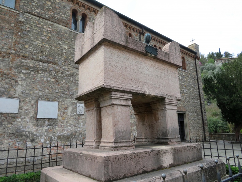 IMG_9170_Arqua Petrarca-sarkofag pesnika Fracesco Petrarca.JPG