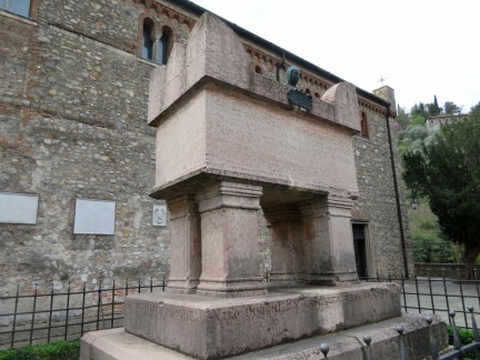 IMG 9170 Arqua Petrarca-sarkofag pesnika Fracesco Petrarca