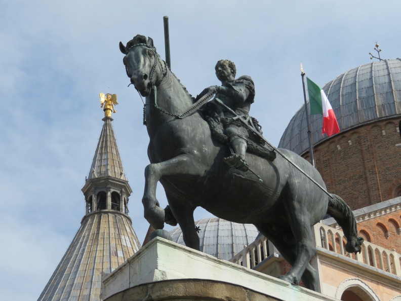 IMG_9255_Padova-konjeniški spomenik na Piazzi del Santo (ustvaril Donatello).JPG