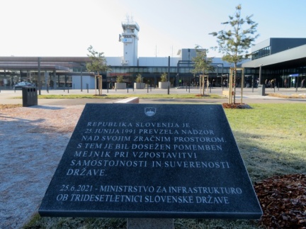 IMG 2123 Spominska plošča o prevzemu nadzora nad slovenskim zračnim prostorom na brniškem letališču