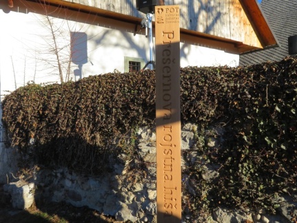 IMG 2921 Stebriček pred Prešernovo rojstno hišo v Vrbi