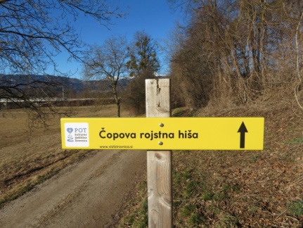 IMG 2938 Smerokaz na Poti kulturne dediščine Žirovnica iz Vrbe proti Čopovi rojstni hiši