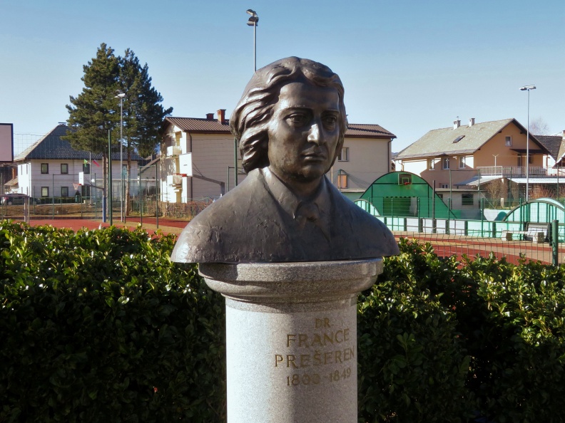 IMG_2972_Doprsni kip pesnika Franceta Prešerna v Zabreznici.JPG