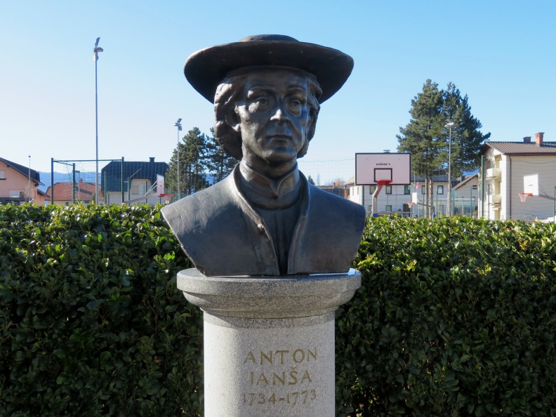 IMG_2974_Doprsni kip čebelarja Antona Janše v Zabreznici.JPG
