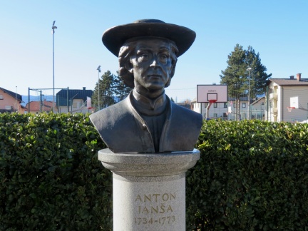IMG 2974 Doprsni kip čebelarja Antona Janše v Zabreznici