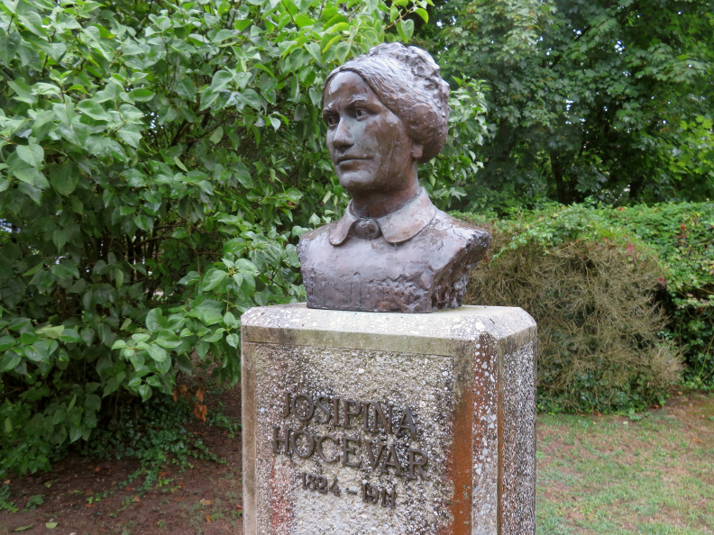 IMG_8384_Krško-kip Josipine Hočevar v Mestnem parku.JPG