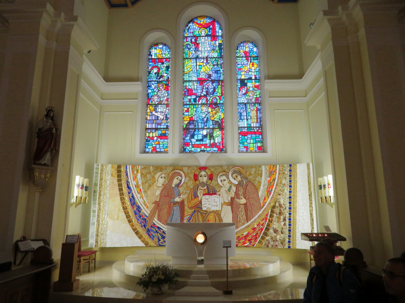 IMG_8421_Zaplaz-Marijina romarska cerkev-Grozdetov stranski oltar z Rupnikovim mozaikom.JPG