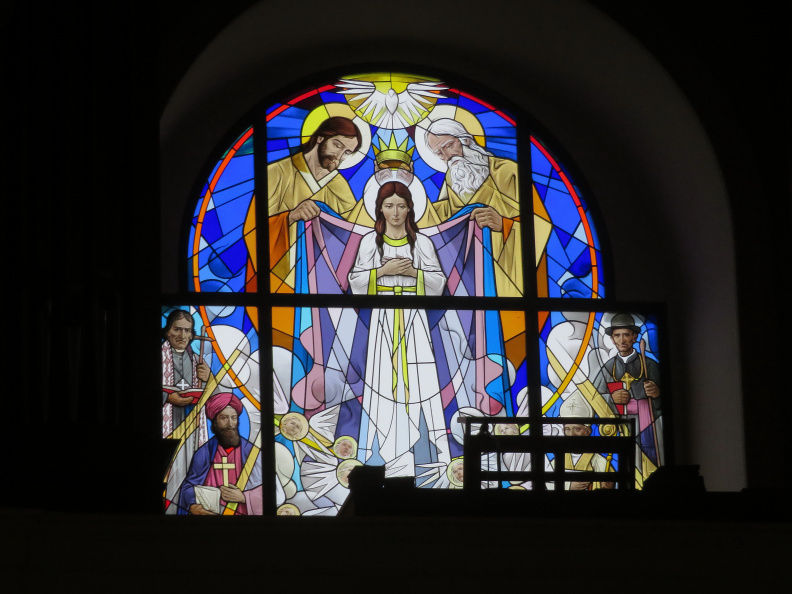 IMG_8424_Zaplaz-Marijina romarska cerkev-barvno okno na koru.JPG