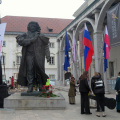 IMG 0472 Spomenik Franceta Prešerna pred Prešernovim gledališčem v Kranju